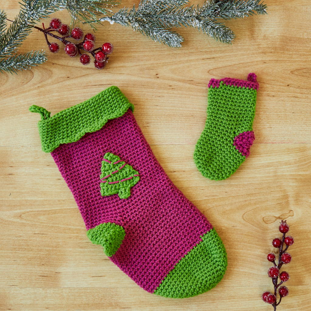 free mini stocking crochet pattern for tree decoration1